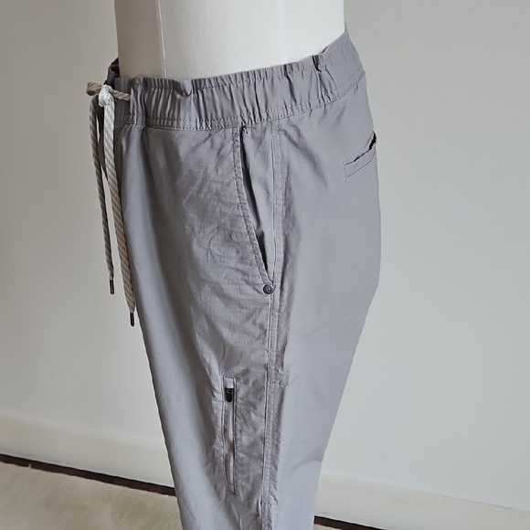 Vuori Women's Low Waisted Straight Leg Cropped Pants - Picture 4 of 4